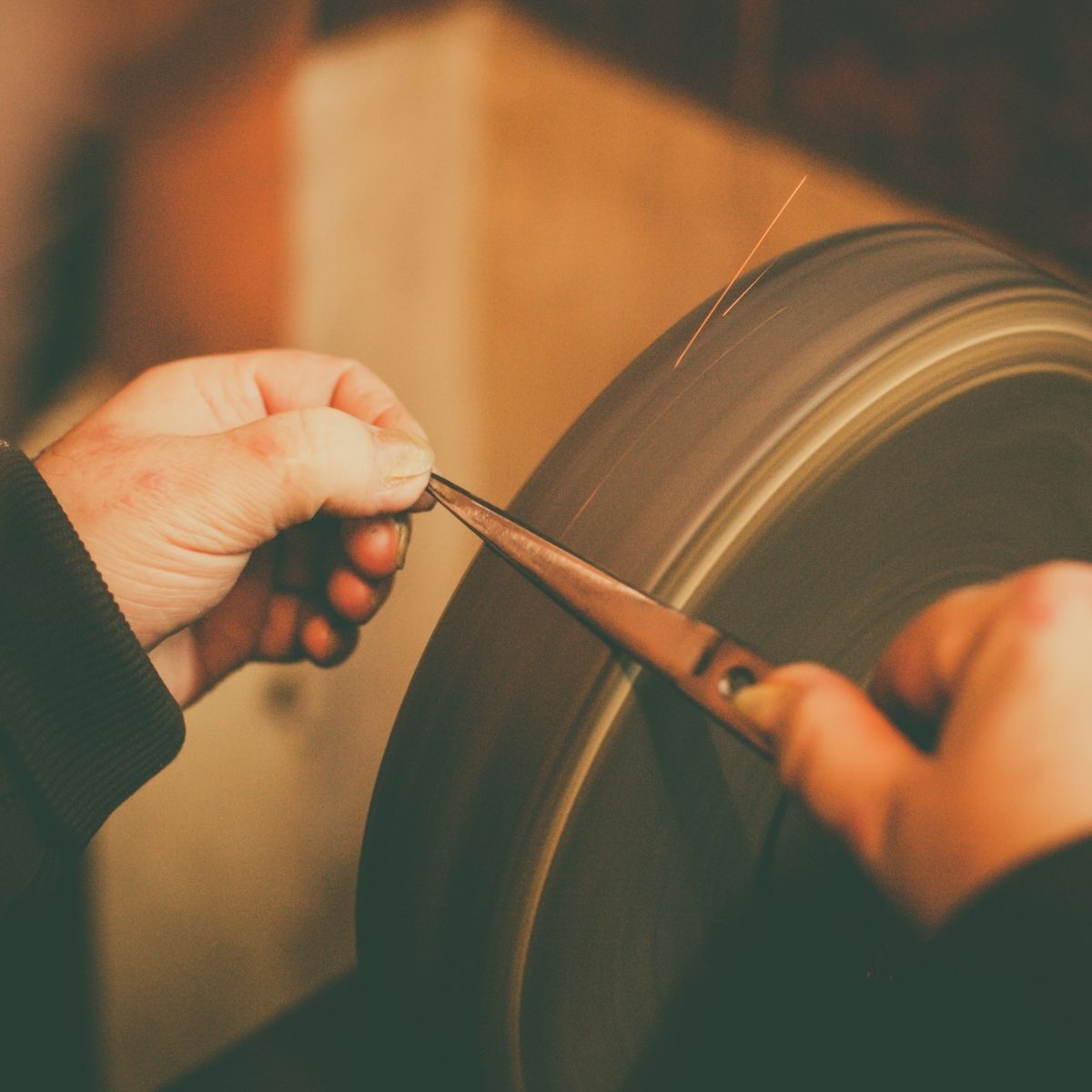 砥石に当てられた刃先——工房に散る火花