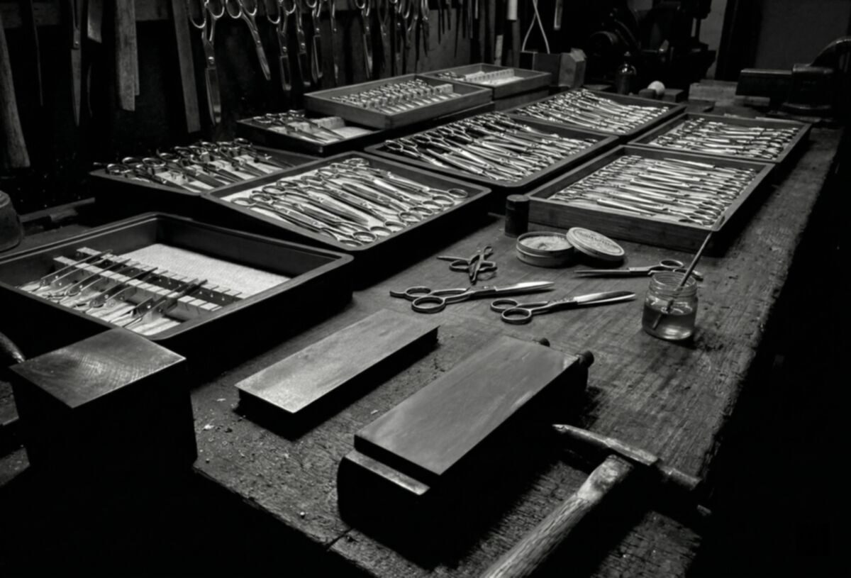 作業台の鋏——油をまとった木の上に